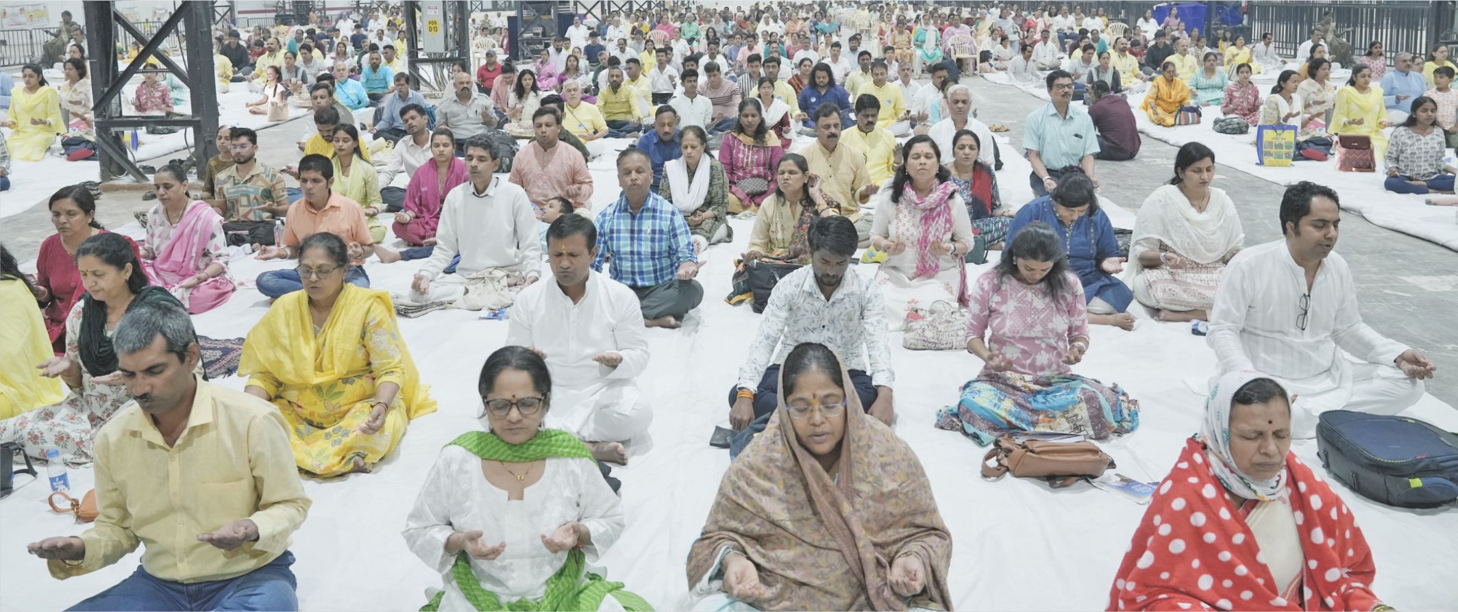 भक्तगण शक्तिपूर्ण शिवसाधना में संलग्न हैं तथा अत्यन्त घातक ‘पितृदोष’ के निवारण हेतु पितृऋण मुक्ति साधना में एकाग्र भाव से लीन हैं।