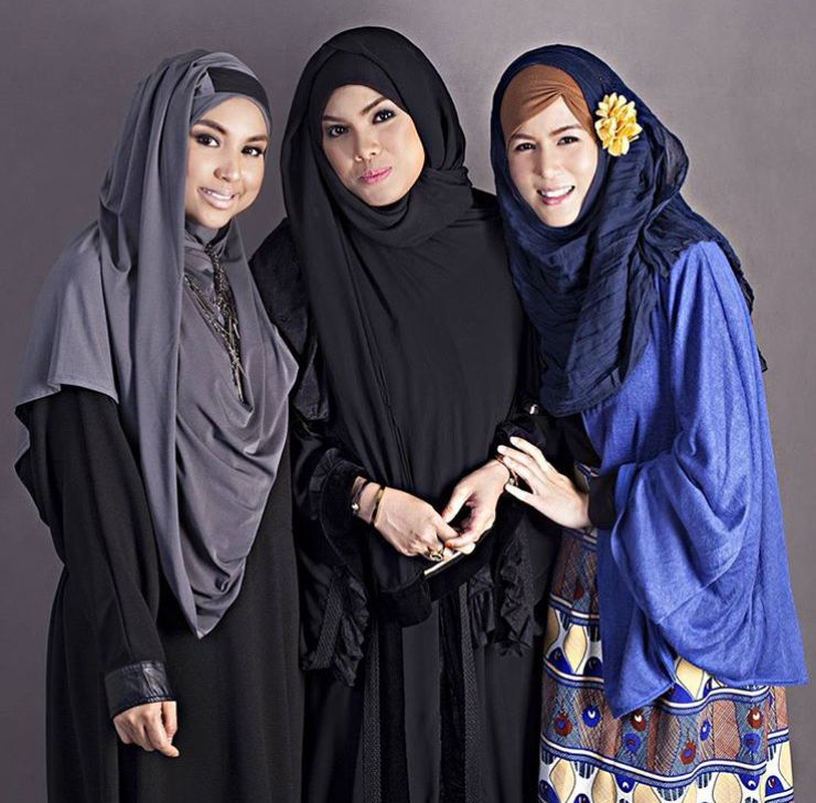 Photo of Aliza Kim (far right) with Mizz Nina (far left) and Fara Othman (center), founder of IntoTaqwa Malaysia.