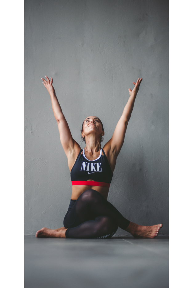 Mujer con top de Nike practica yoga y meditación.