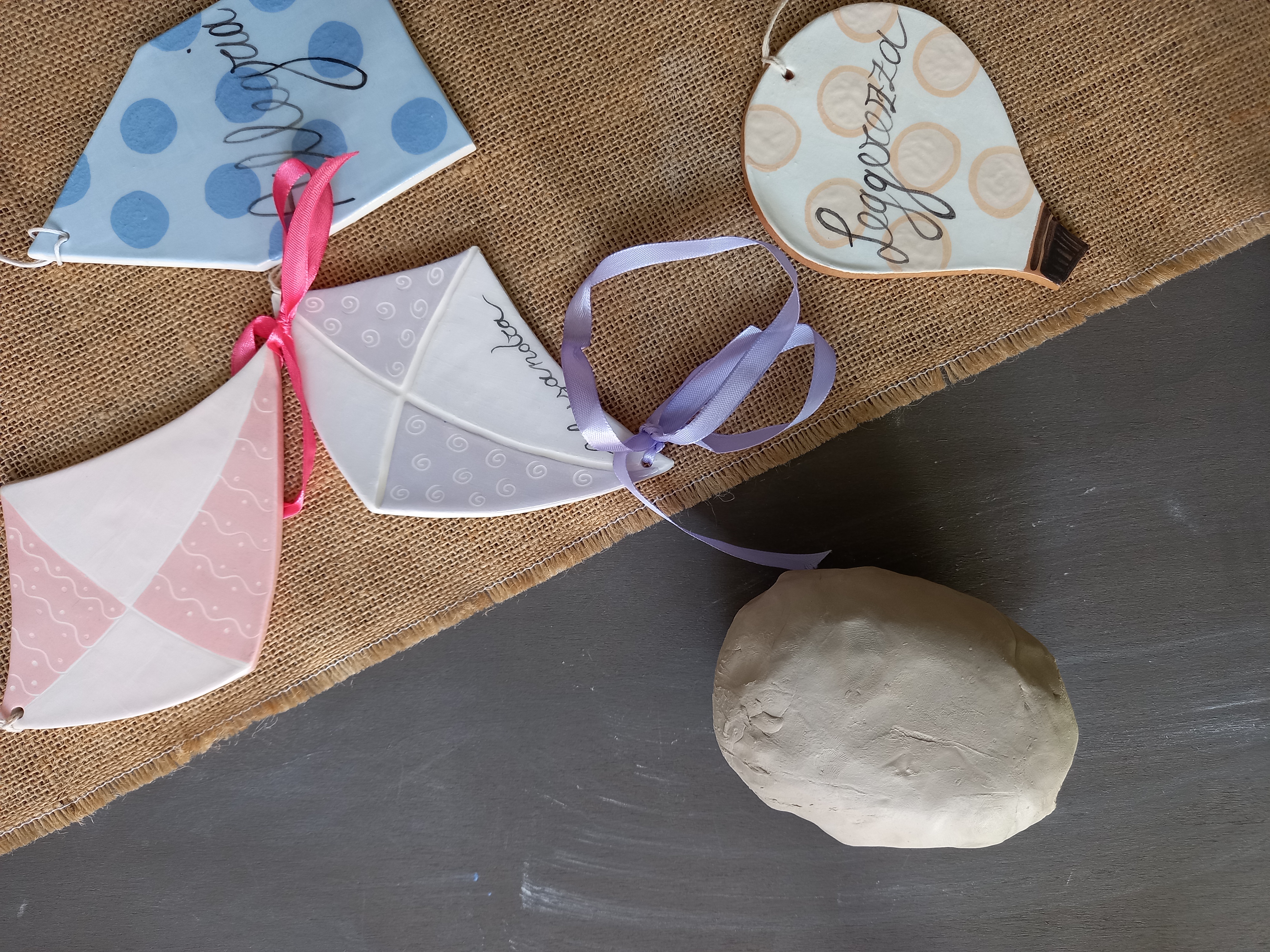 Guida Digitale del Corso di Ceramica Online per imparare a creare una decorazione piatta in ceramica. GRATIS
