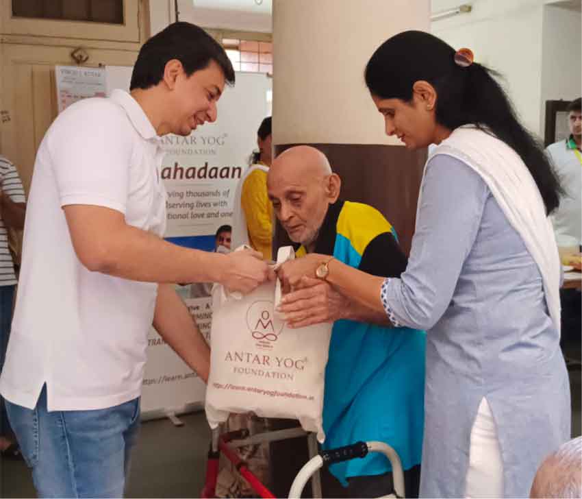 Acharya Upendra Ji Serving the Elderly