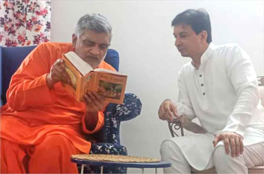 Acharya Upendra Ji in discussion with Swami Nikhilananda