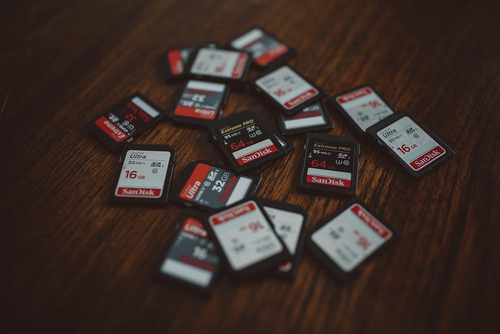 Photos de plusieurs cartes mémoires SD sur une table en bois