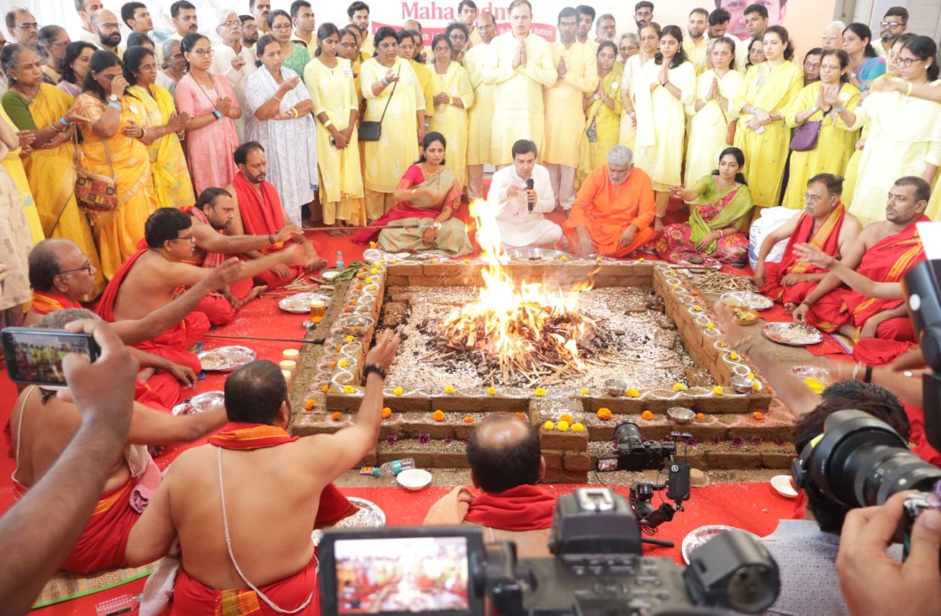 दिव्य महायज्ञ में श्रीगणेश अथर्वशीर्ष के पवित्र आवर्तन तथा श्रीगणेश के शक्तिसम्पन्न बीज मन्त्रों के जप के साथ आहुतियाँ अर्पित करते हुए