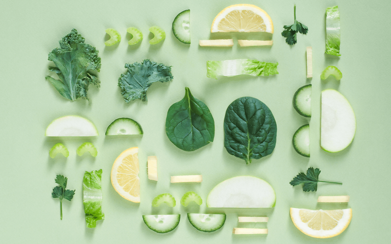 Variedad de verduras y frutas verdes o amarillas sobre una superficie plana