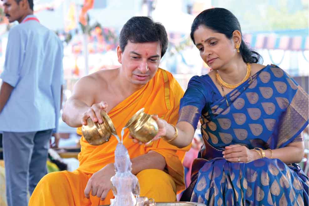 Acharya Upendra Ji and Gurumaa Neeta Tai performing Abhishek