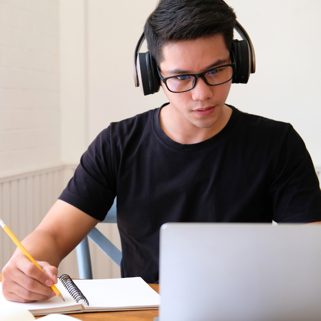 Estudiante teniendo una clase en Línea