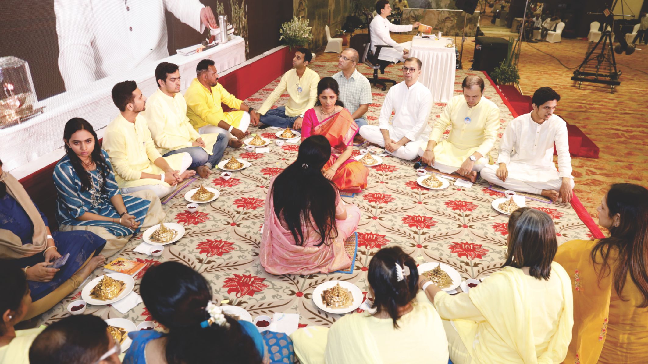 १६ ऊर्जायुक्त श्री यन्त्रों का व्यासपीठ पर शास्त्रोक्त पद्धति से विग्रह बनाकर महालक्ष्मी के शक्तिशाली मन्त्रों एवं खड्गमाला स्तोत्र के साथ कुंकुमार्चन करते हुए गुरुमाँ नीता ताई, रूपा ताई और साधक
