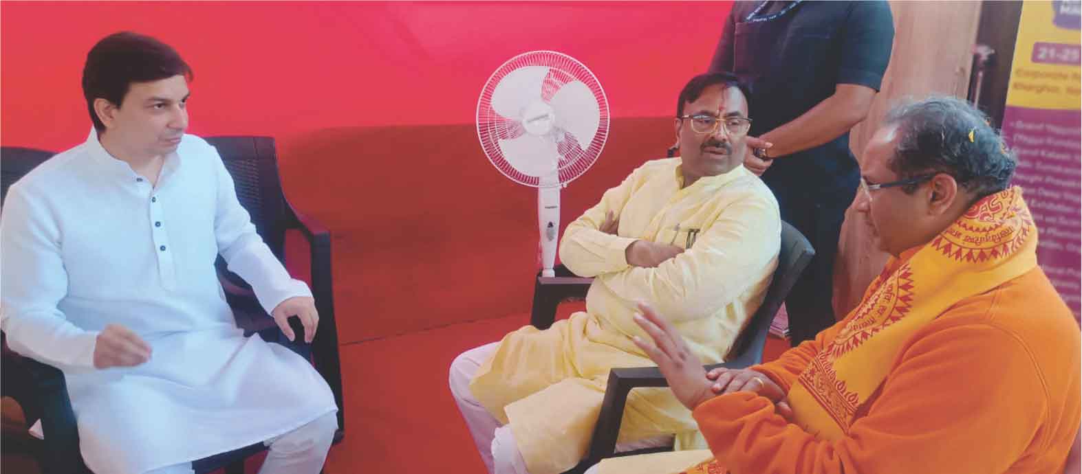 Acharya Upendra Ji in discussion with Sudhir Mungantiwar