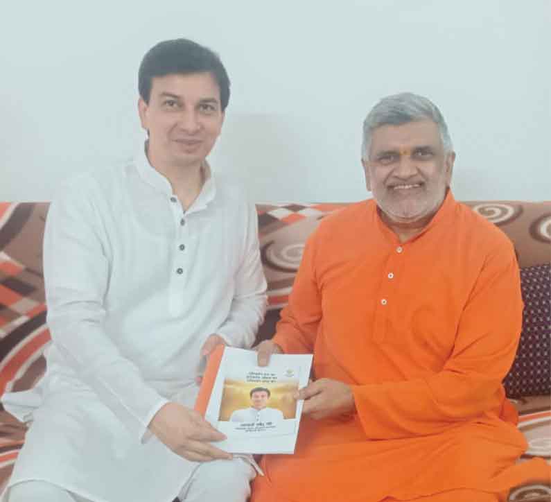 Acharya Upendra Ji in discussion with Swami Nikhilananda