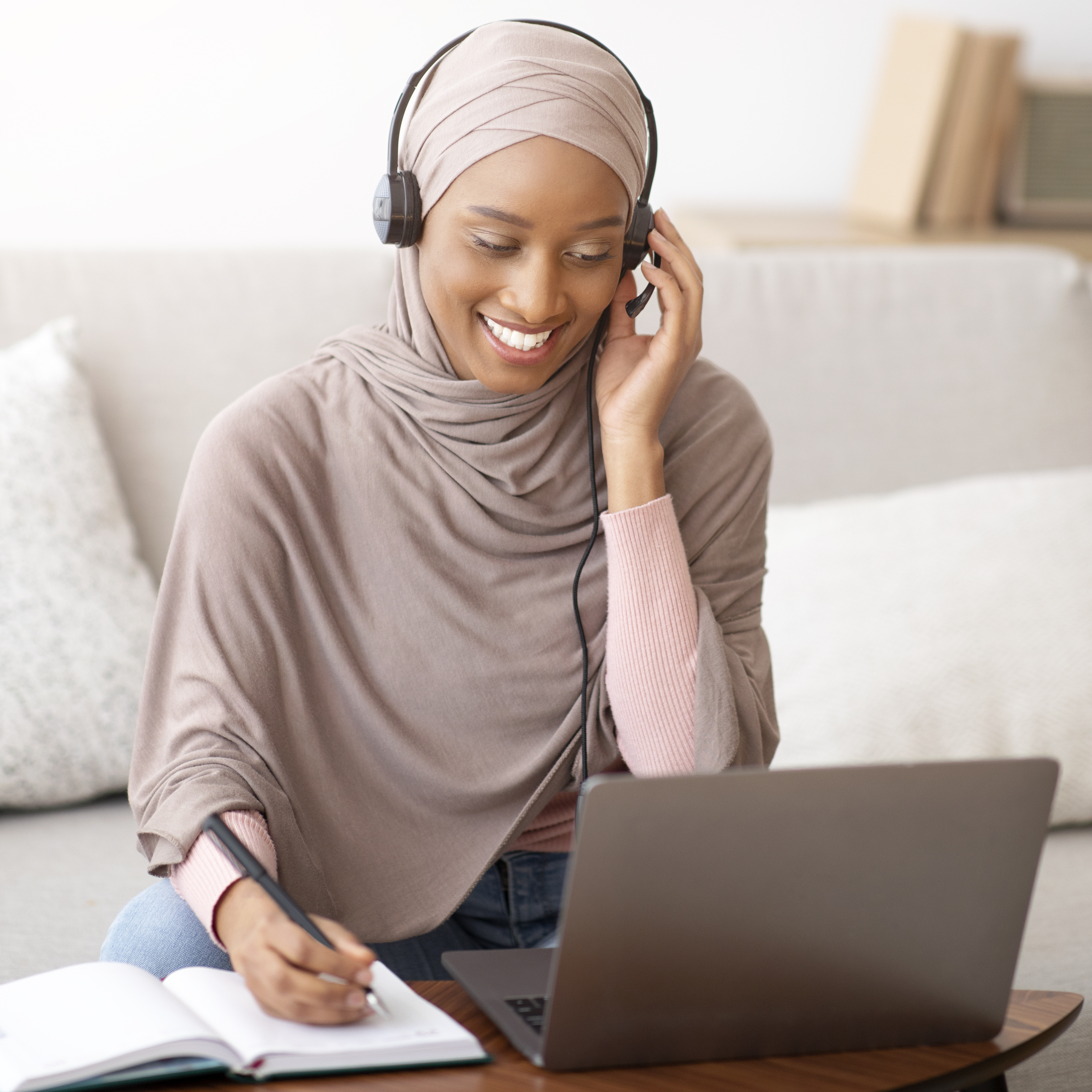 Woman studying tajwid online