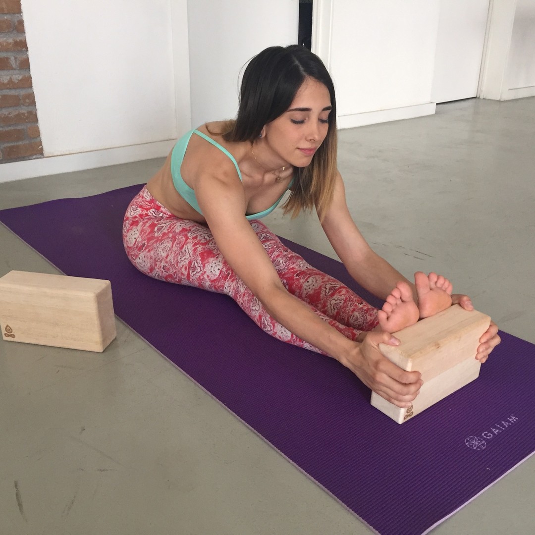Mujer sobre tapete de yoga