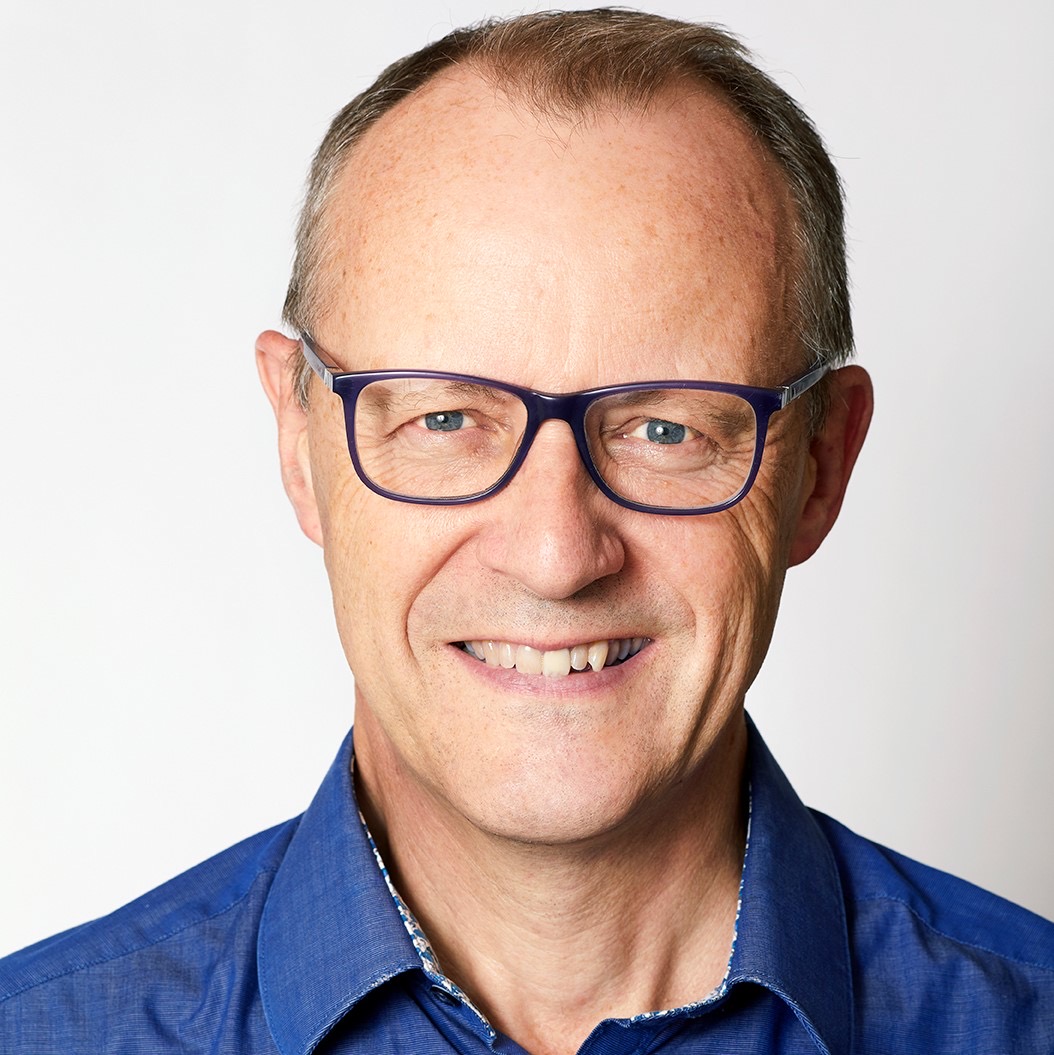 Head shot of Peter Coë, speaker coach and former news anchorman for BBC television, linking to video of Peter speaking from the Statue of Liberty