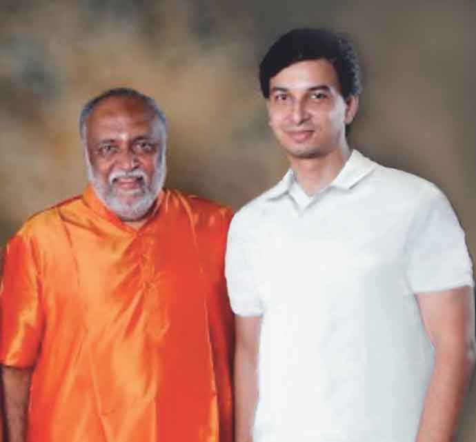 Acharya Upendra Ji in discussion with Swami Sukhabodhanand Ji Maharaj