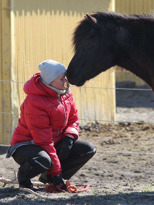 Using your senses, smelling and greeting