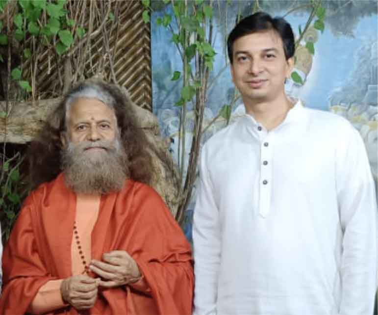 Acharya Upendra Ji in discussion with Swami Chidanand Saraswati Ji Maharaj