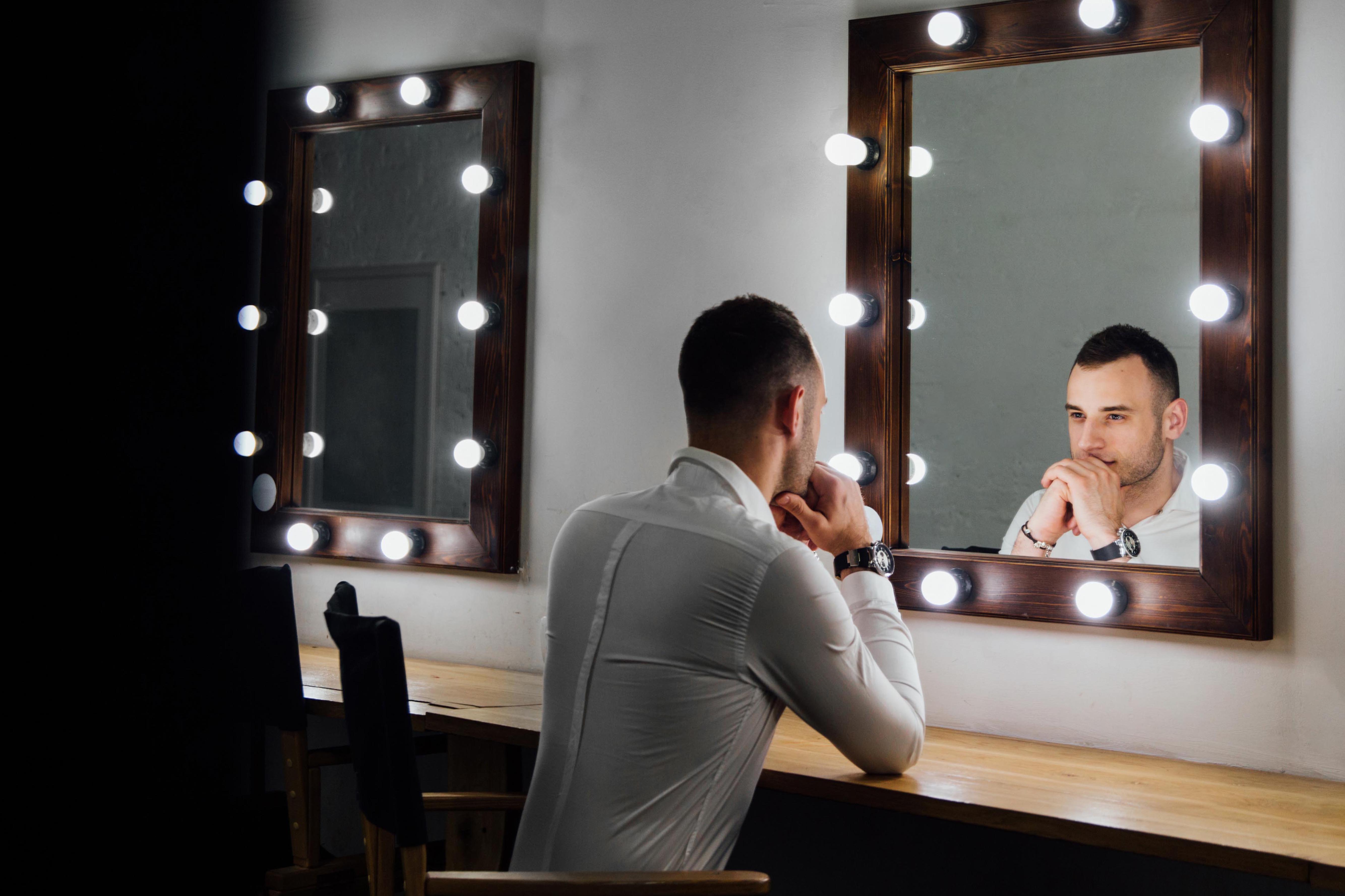 Behind the mirror. Мужчина в зеркале. Мужское зеркало. Отражение мужчины в зеркале. Отражение лица в зеркале мужчина.