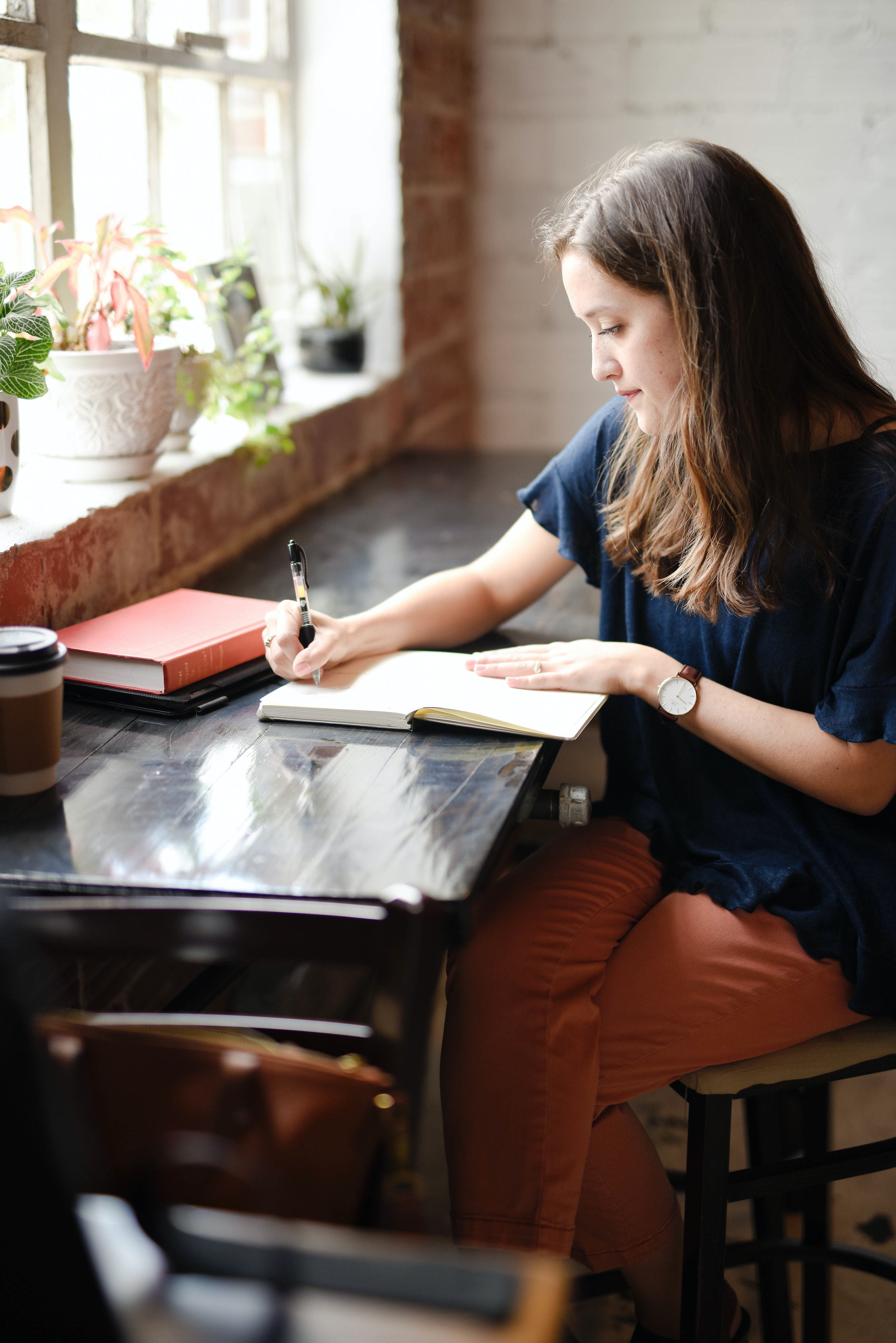 Woman tracking her fertile days