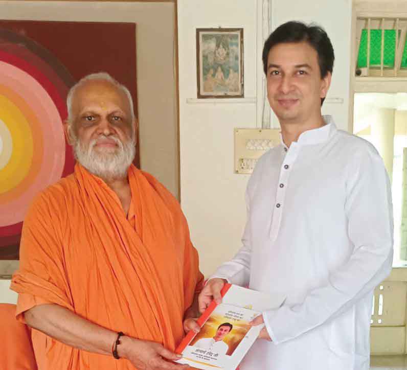 Acharya Upendra Ji in discussion with Mahamandaleshwar Swami Vishweshwaranand Giri Ji Maharaj