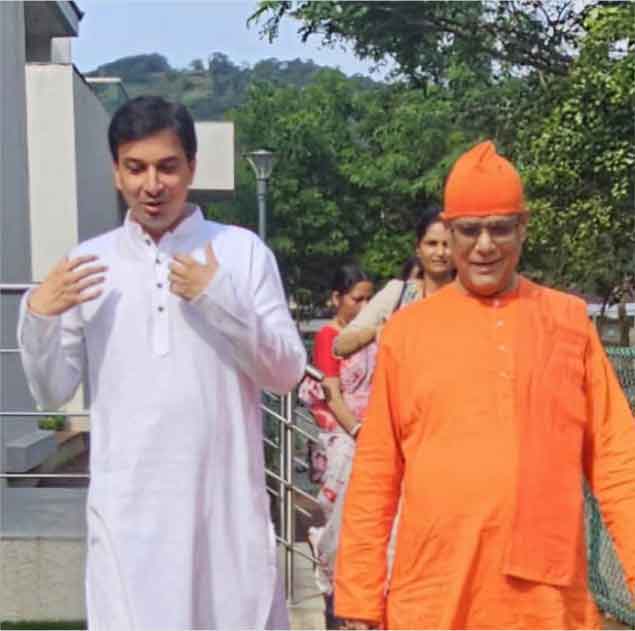 Acharya Upendra Ji in discussion with Swami Atmapriyananda Ji Maharaj