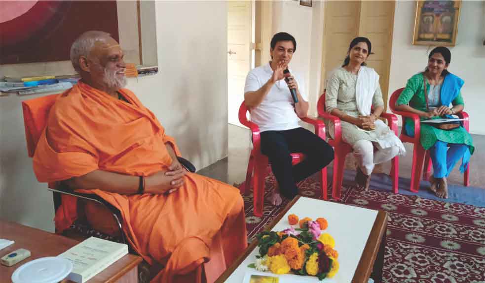 Acharya Upendra Ji in discussion with Mahamandaleshwar Swami Vishweshwaranand Giri Ji Maharaj