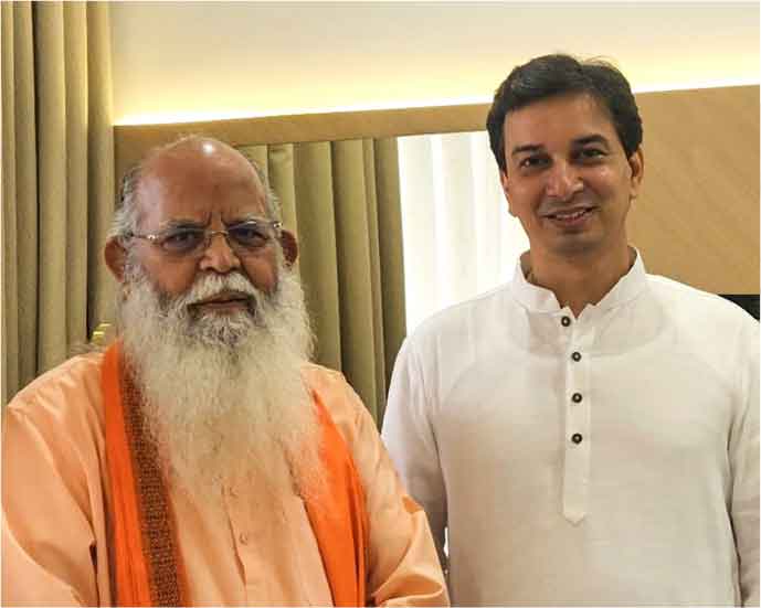 Acharya Upendra Ji in discussion with Swami Anubhavananda Ji Maharaj