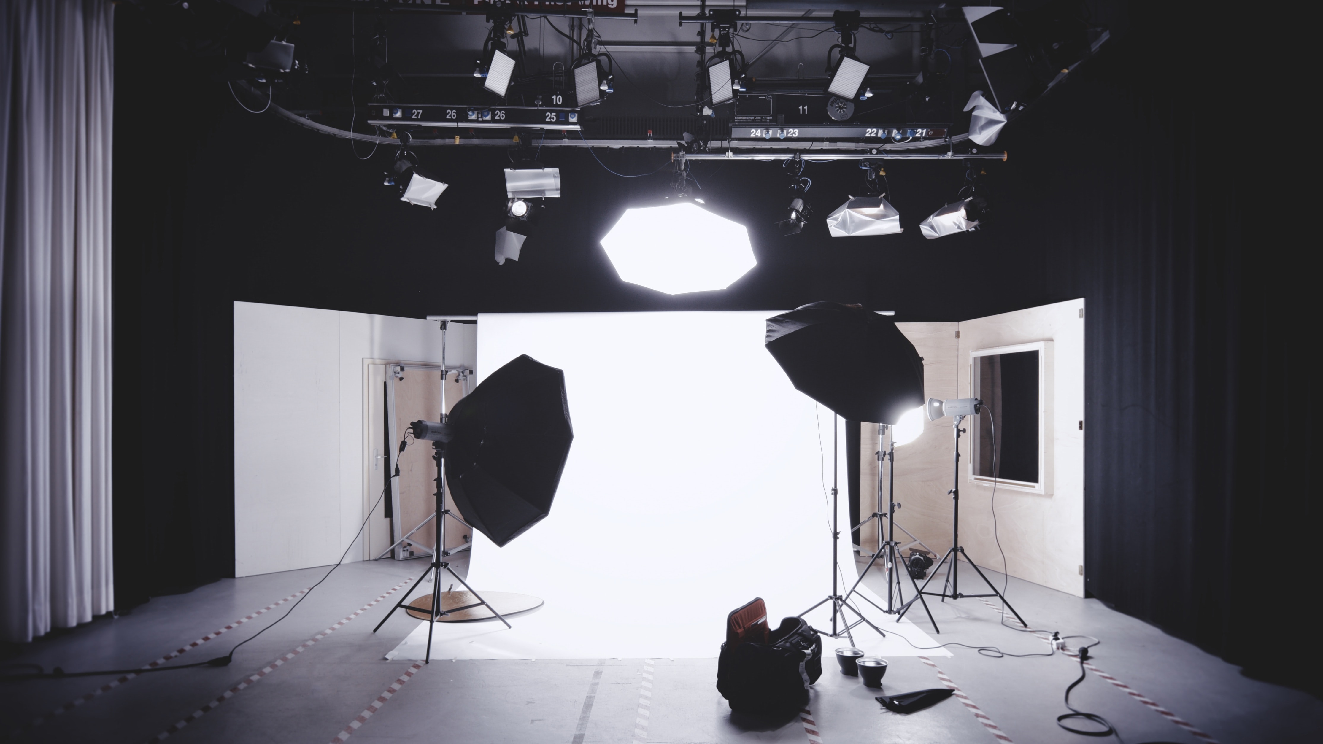 Photo d&#39;un studio de photographie avec des flashs et de l&#39;éclairage