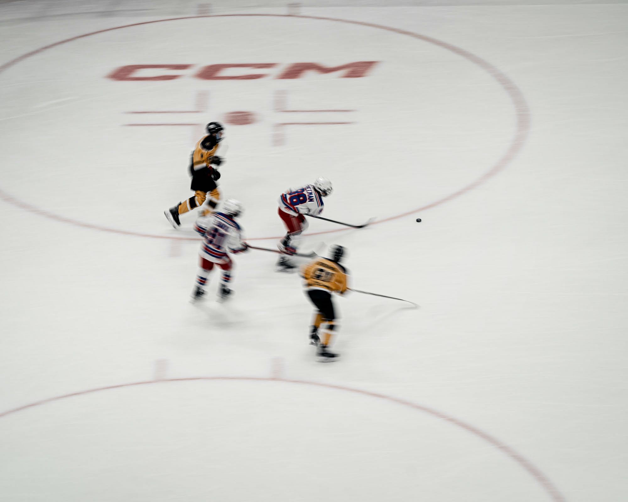 Photo avec effet de filé à vitesse lente de joueurs de hockey en mouvement sur la glace