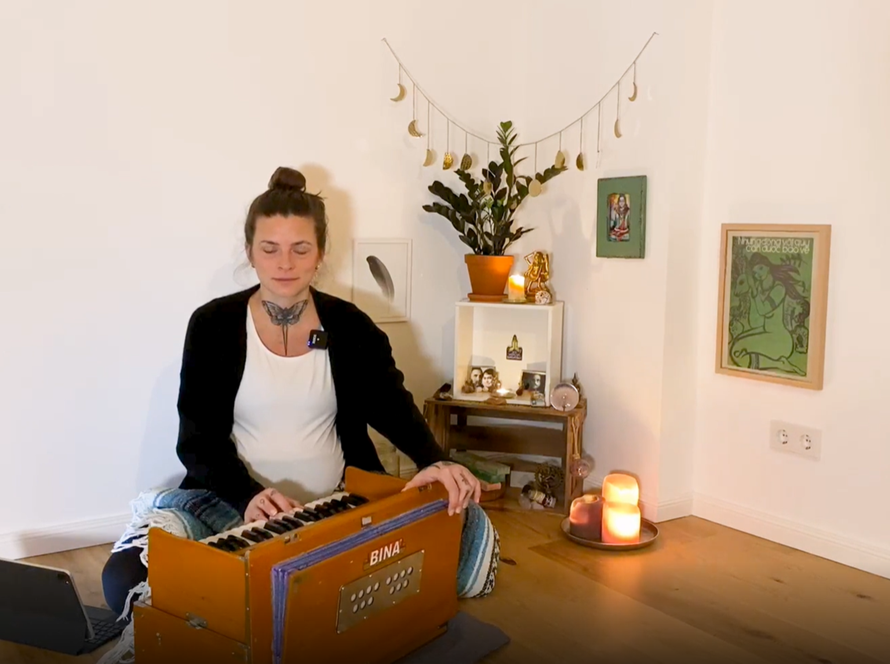 Martyna Eder playing the harmonium