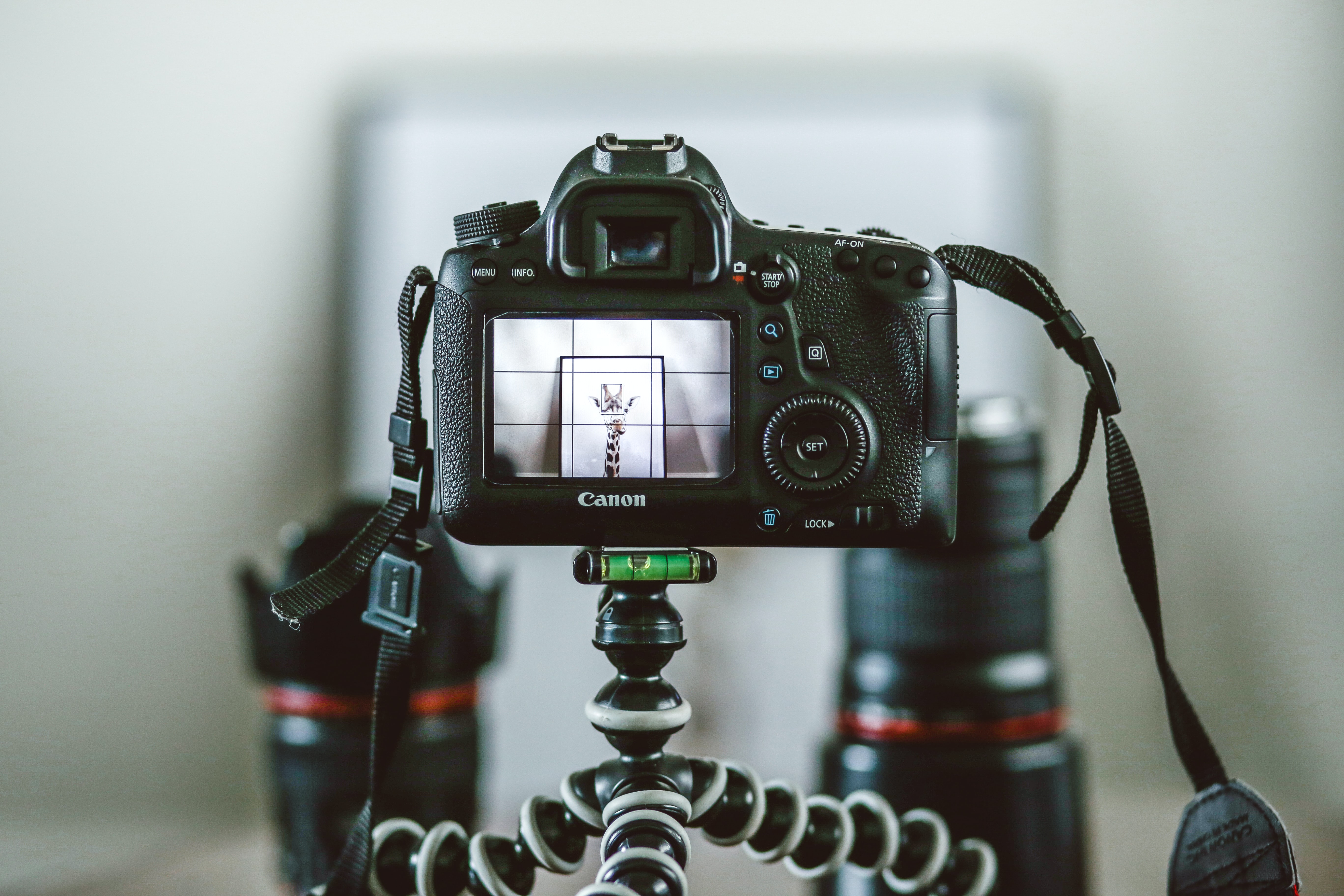 appareil photo en gros plan stabilisé sur un mini trépied