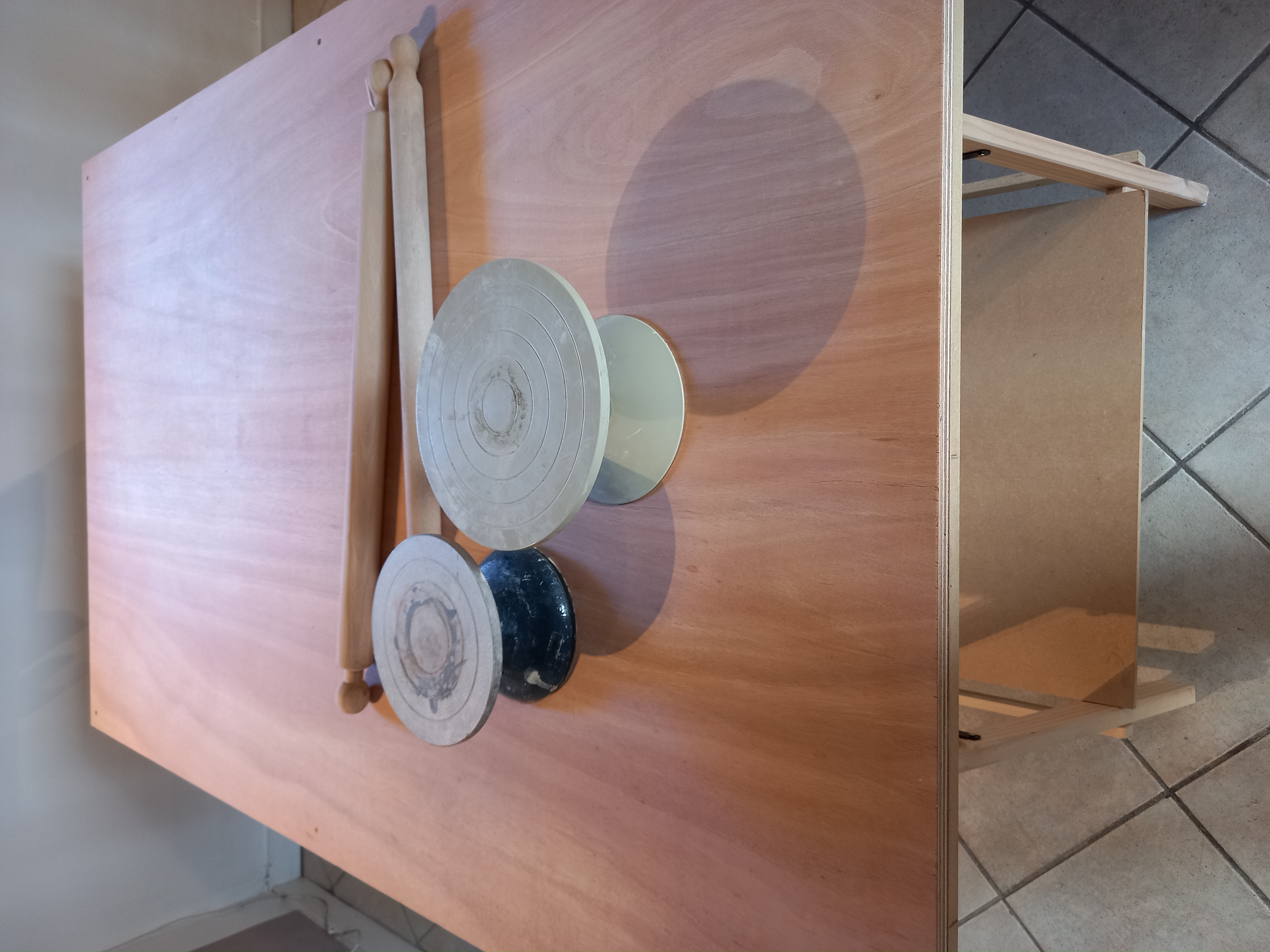 tavolo da lavoro con torniello per ceramica