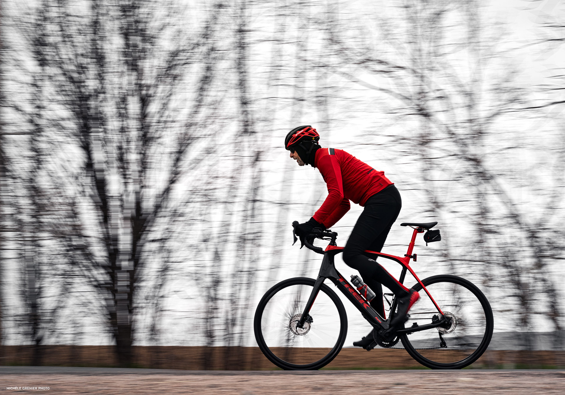 Photo en effet de filé avec une vitesse lente d&#39;un cycliste en mouvement qui roule sur la route