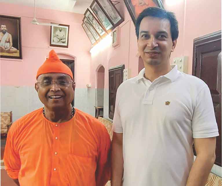 Acharya Upendra Ji in discussion with Swami Satyadevanand Ji Maharaj