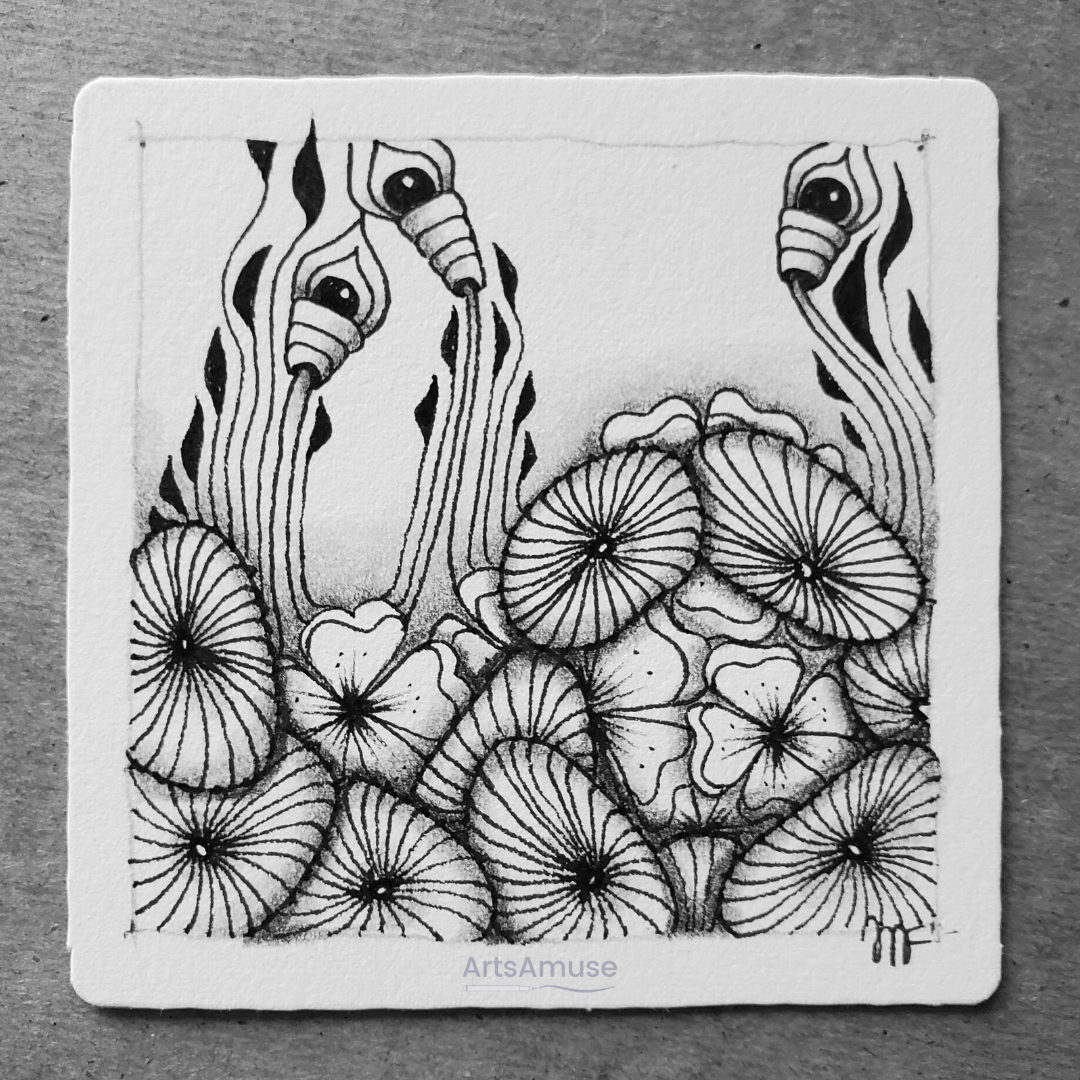 Black and white drawing of flowers, shells and seaweed like patterns (en français : dessin en noir et blanc de motifs en forme de fleurs, de coquillages et des algues.)