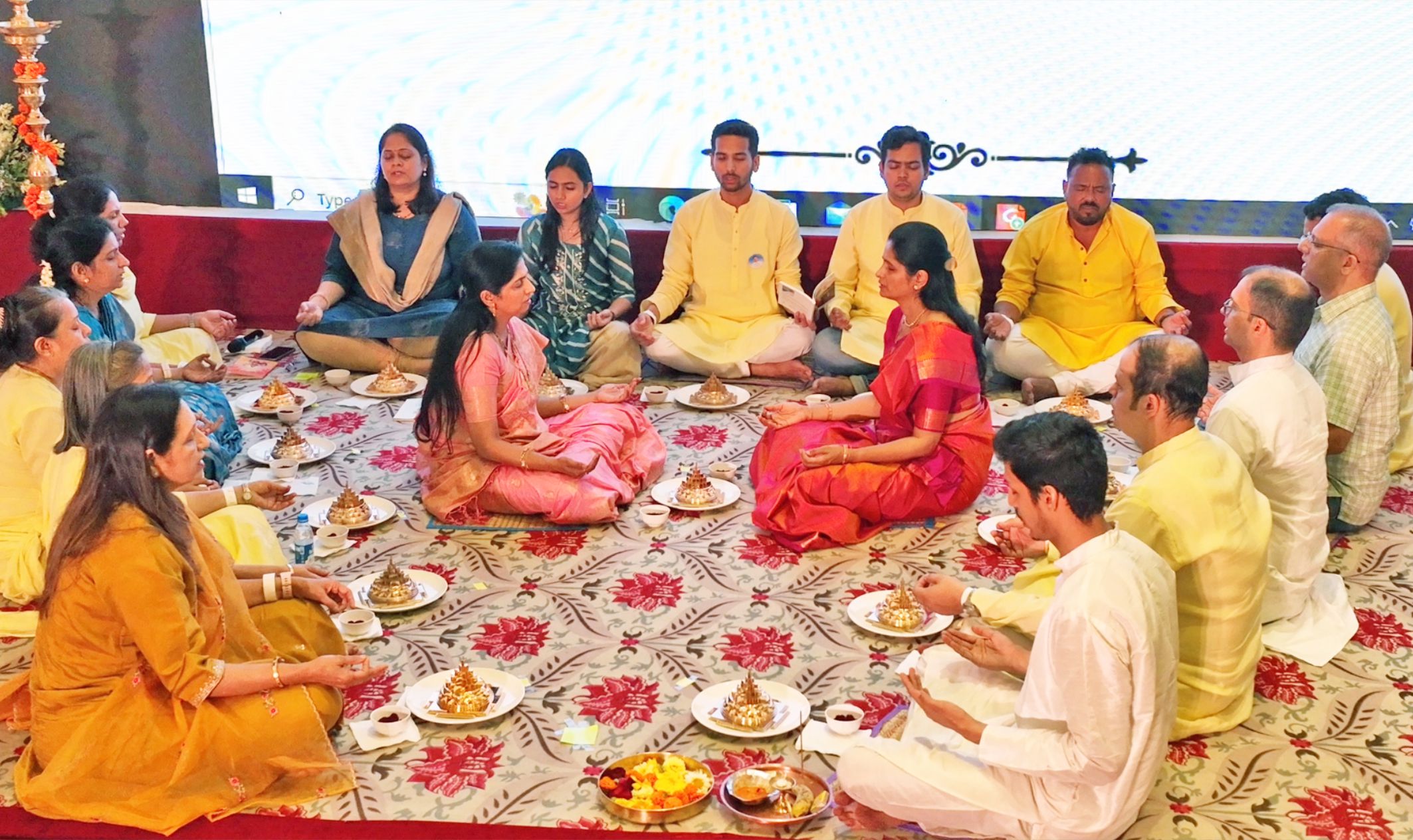 १६ ऊर्जायुक्त श्री यन्त्रों का व्यासपीठ पर शास्त्रोक्त पद्धति से विग्रह बनाकर महालक्ष्मी के शक्तिशाली मन्त्रों एवं खड्गमाला स्तोत्र के साथ कुंकुमार्चन करते हुए गुरुमाँ नीता ताई, रूपा ताई और साधक